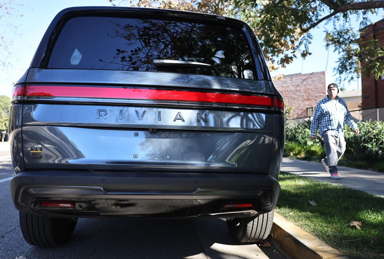 Bank of America Downgrades Rivian Amid Weak 2025 Forecast and Political Uncertainty