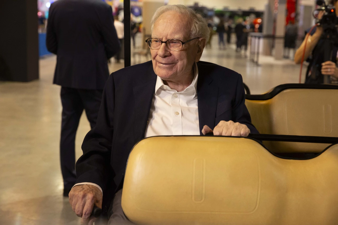 Berkshire Shares Climb on Strong Earnings, but Cash Reserves Raise Questions