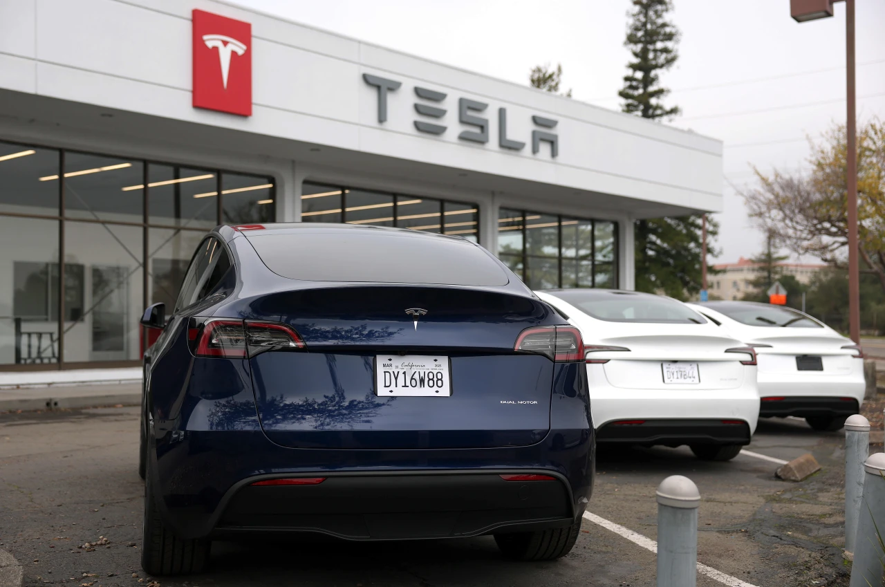 Analyst Recommends Buying Tesla Shares Amid Stock Rout