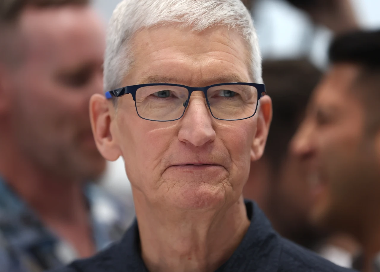 Apple Faces Headwinds Amidst Lackluster Sales and Tough Competition